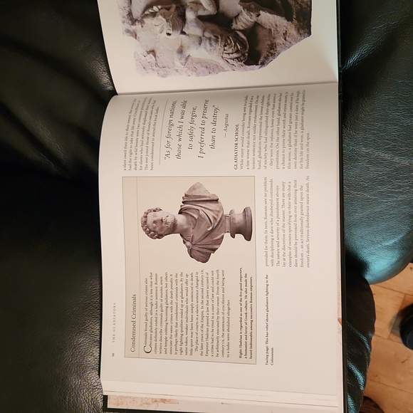 Gladiator coffee table book - Picture 4 of 6